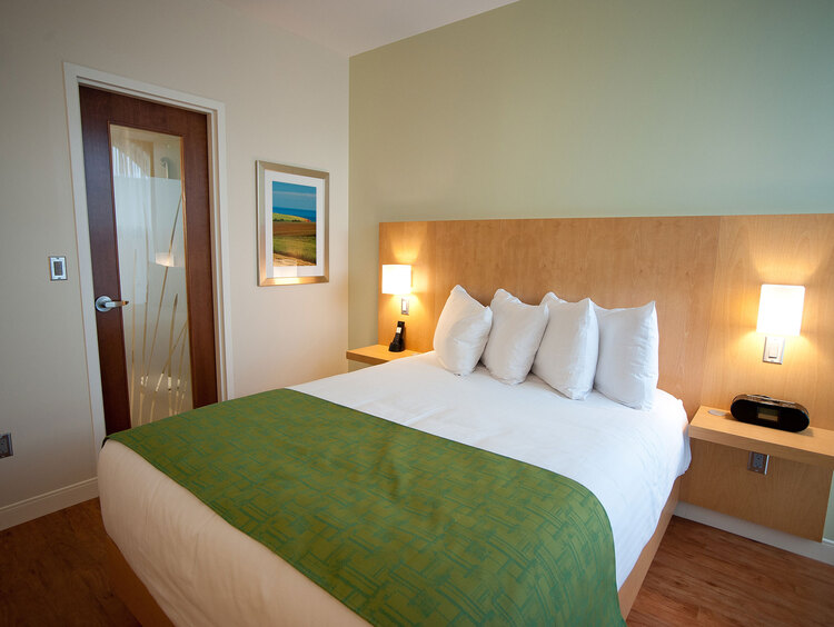 Guest room with one queen bed