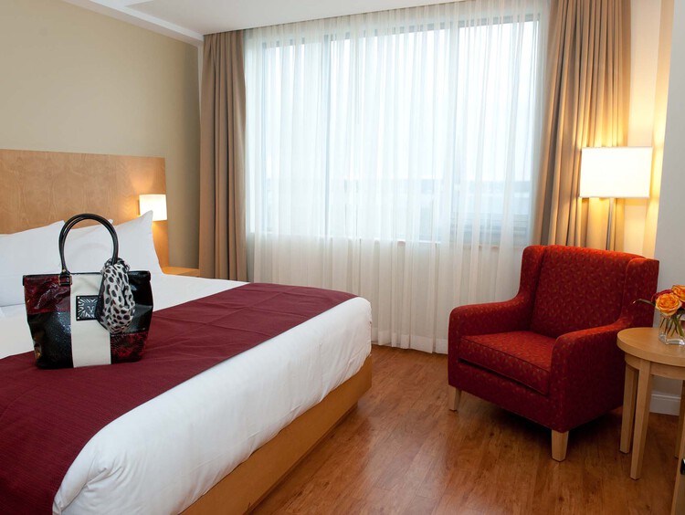 Guest with a king bed and an armchair