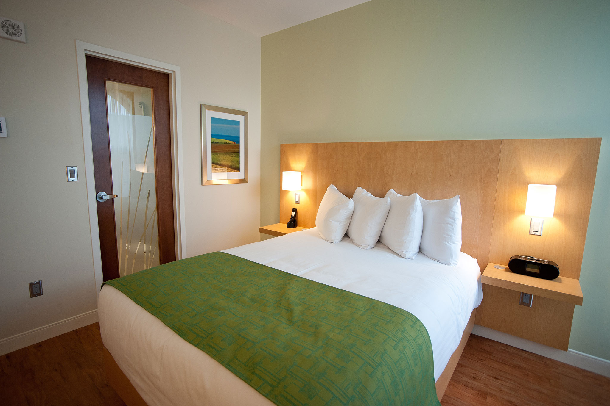 Guest room with one queen bed